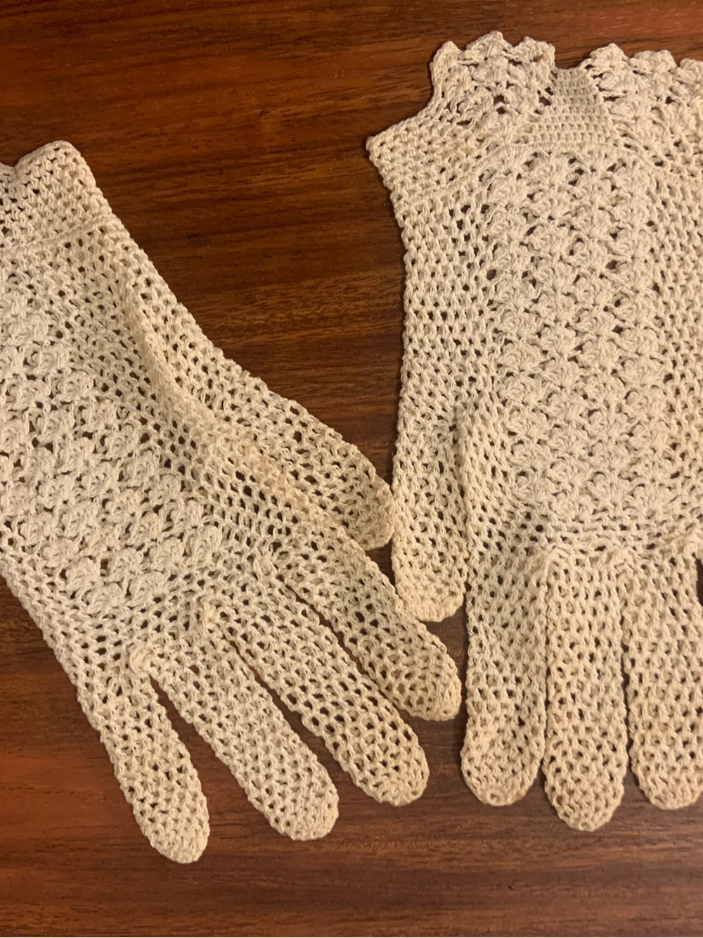 Vintage handmade Crochet Knit Women's Gloves in Cream. Approximate small-med. s